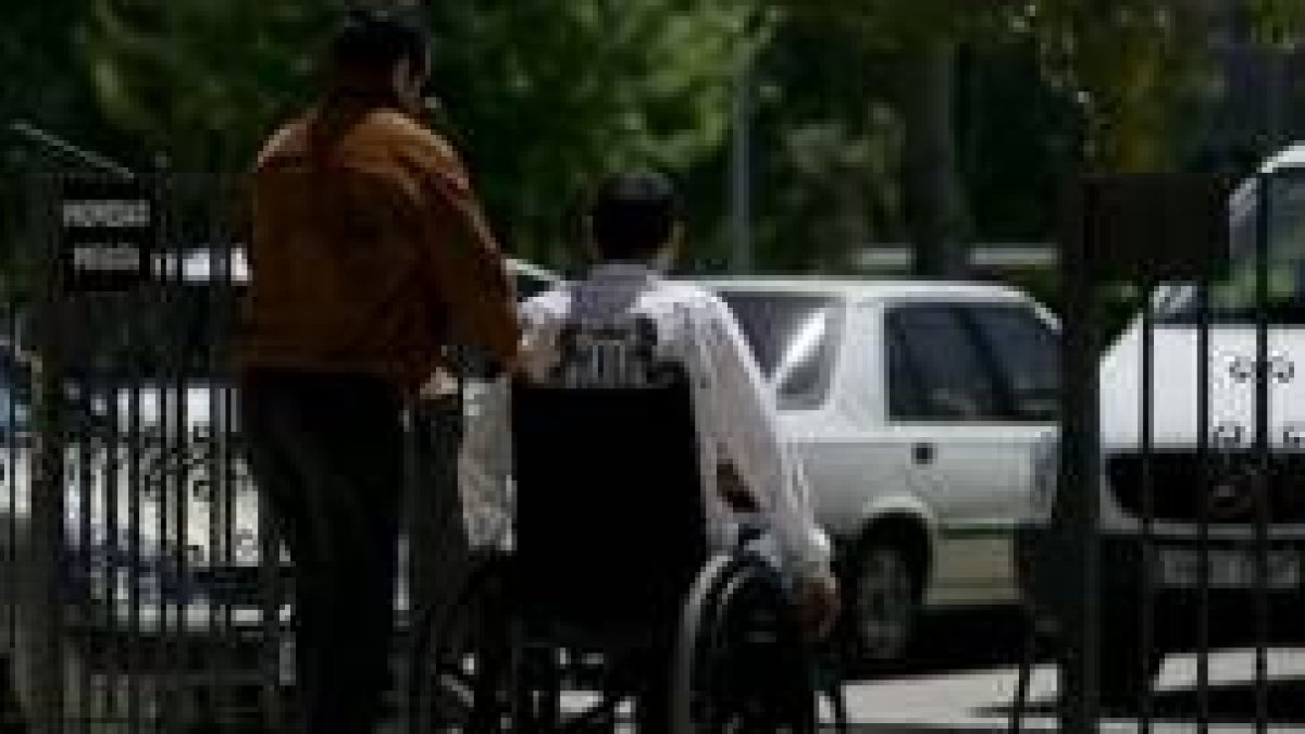 Dámaso necesita ayuda cuando usa la silla manual para subir al coche