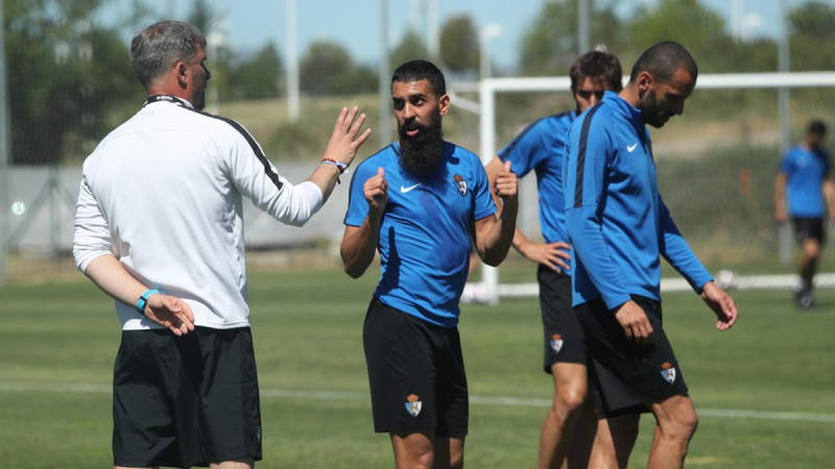 El equipo blanquiazul volvió ayer a los entrenamientos con casi toda la plantilla disponible. L. DE LA MATA