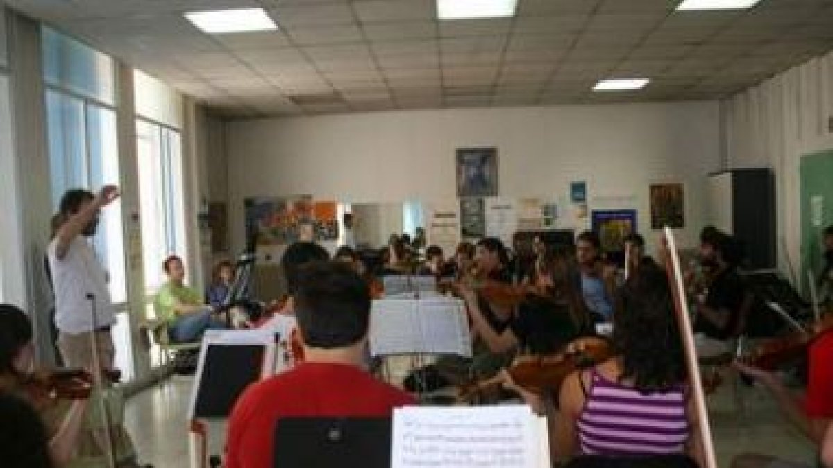 Ensayo de la Joven Orquesta Nacional en el Conservatorio de León antes del traspaso a la Junta