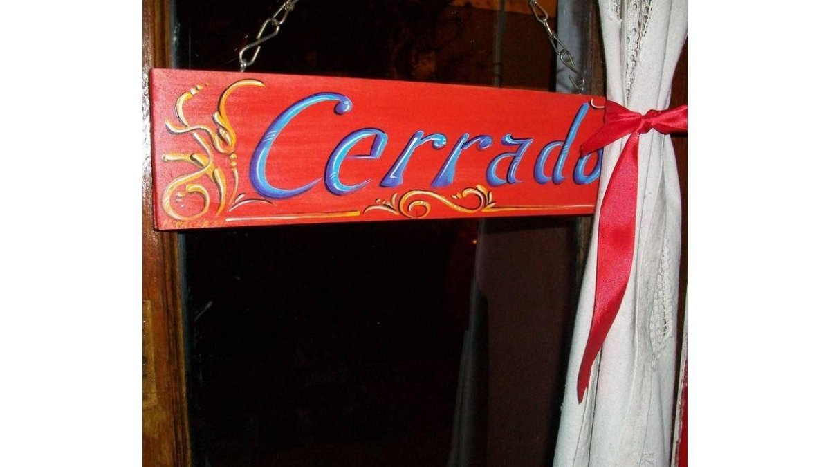 Cartel de cerrado en un negocio