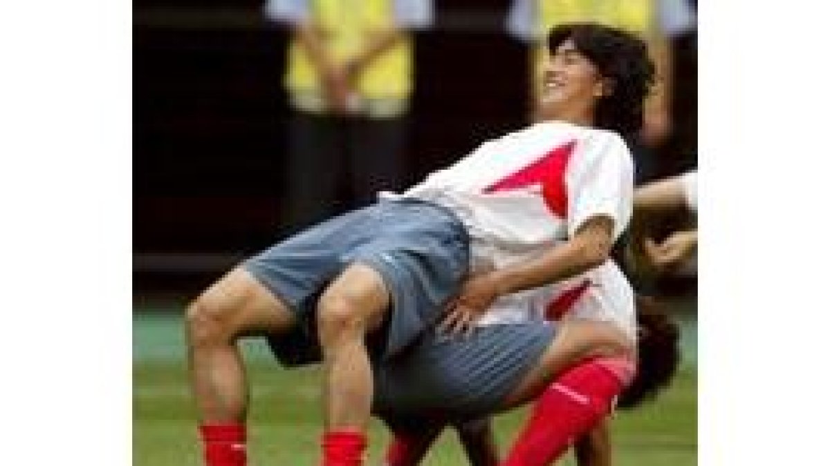Ahn se entrena con un compañero de selección