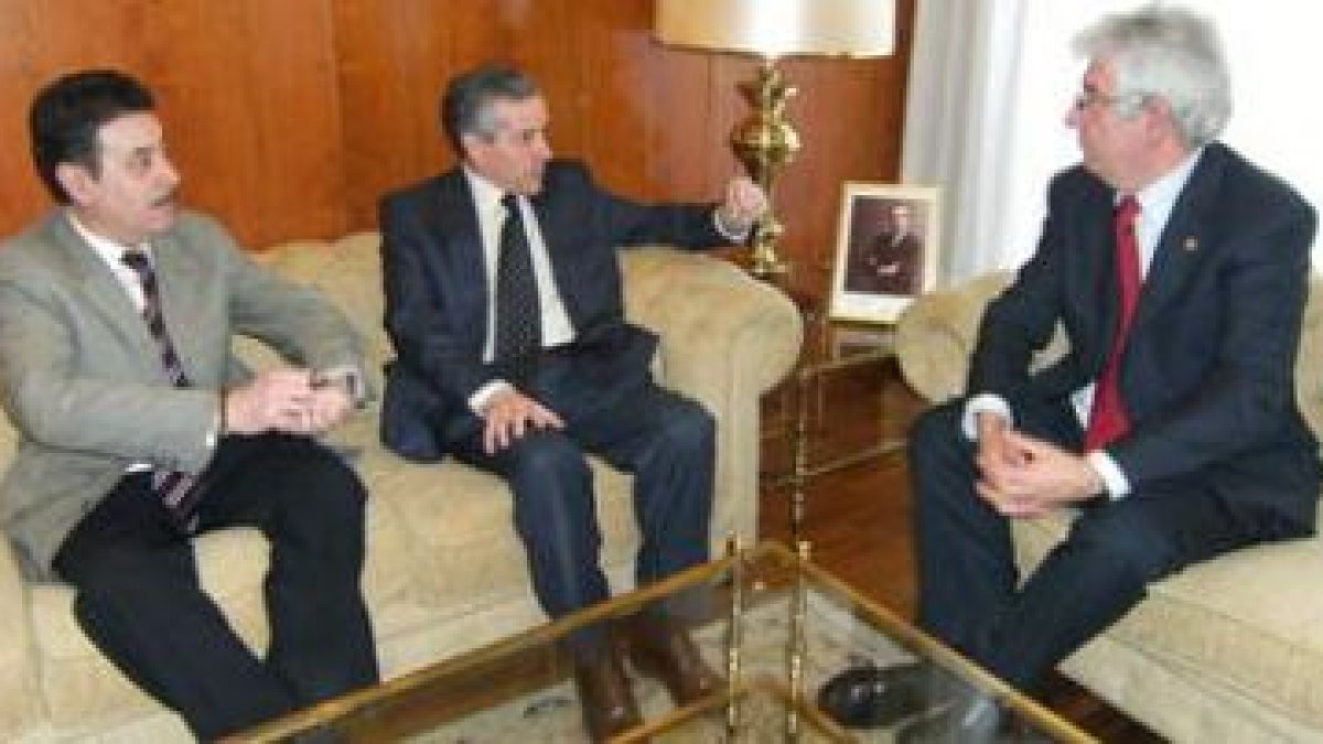 Emilio Gutiérrez, durante su reunión con el rector de la Universidad de León.