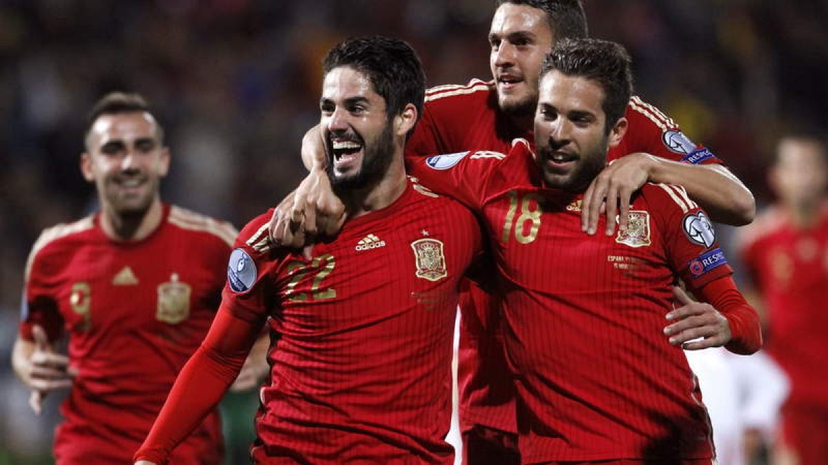 Isco, Koke y Jordi Alba celebran el gol del malagueño, el primero ante Bielorrusia