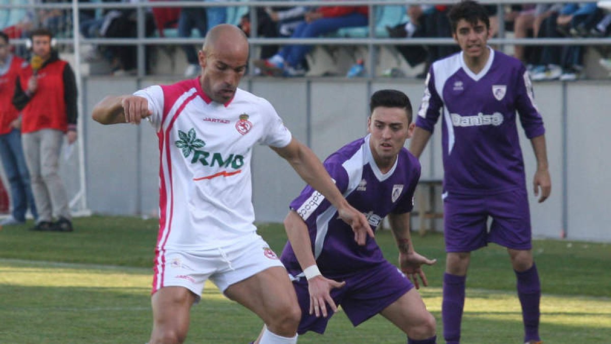 Álvaro Valdés, de blanco, comienza esta semana a entrenarse con sus compañeros.