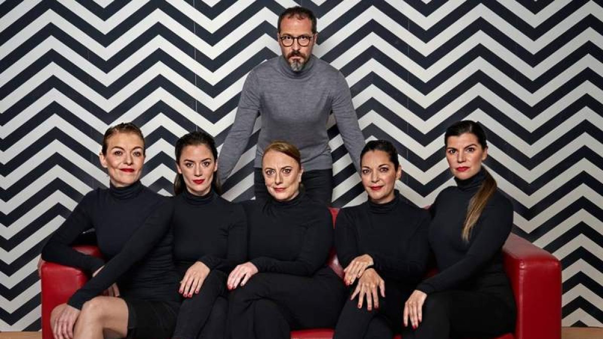 Nuria González, Lucía Barrado, Lola Casamayor, Cristina Plazas y Mónica Regueiro, sentadas junto a Fele Martínez. SERGIO PARRA