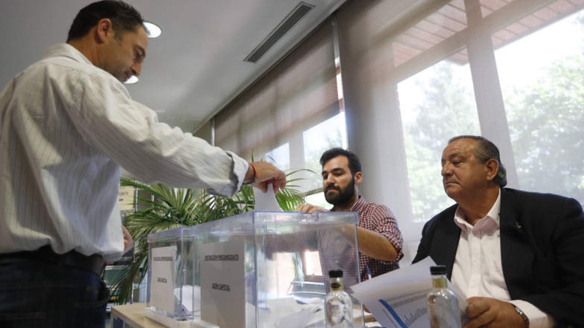 Un afiliado durante la votación que tuvo lugar en la jornada del jueves en León. JESÚS F. SALVADORES