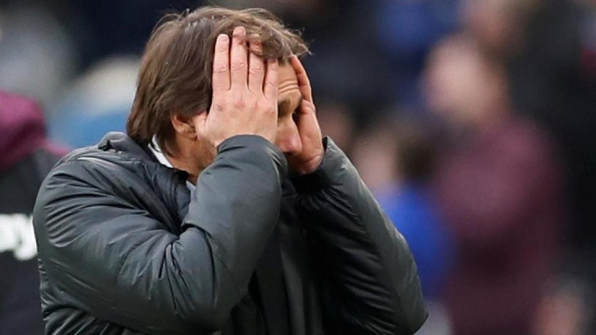 Antonio Conte se lamenta en el partido disputado en Londres.