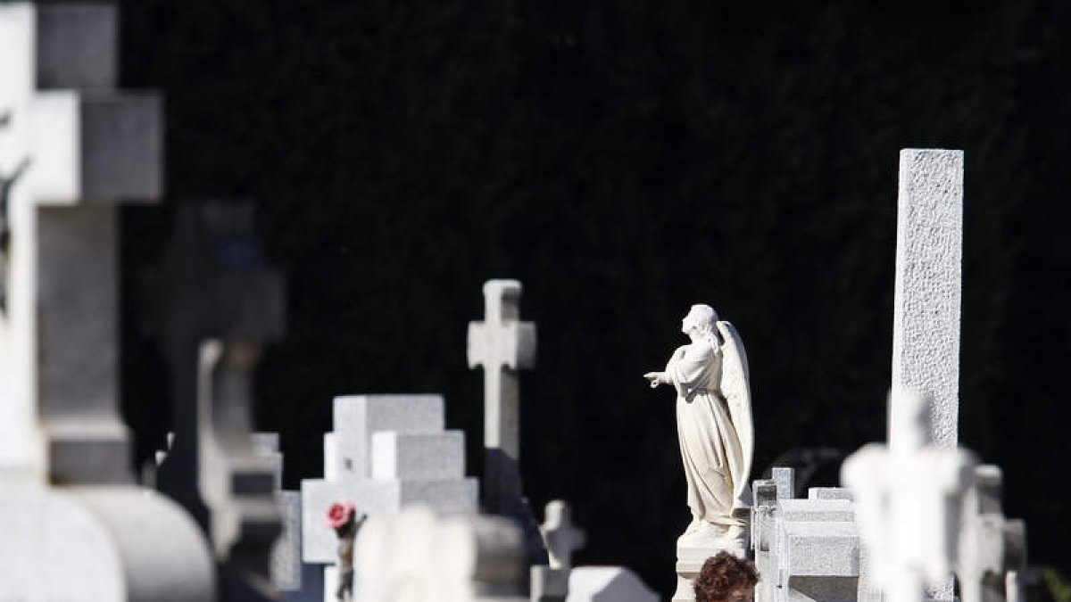 Una mujer visita un cementerio para recordar a un familiar. JUAN CARLOS HIDALGO