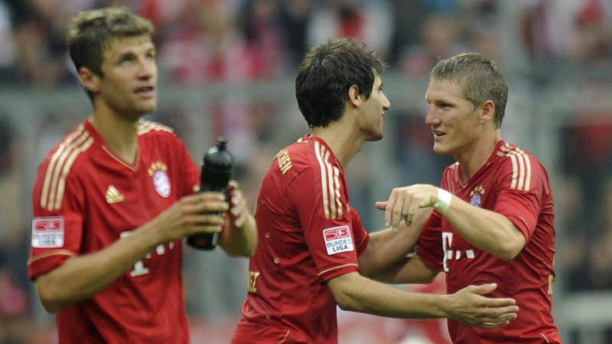 Javi Martínez, en el centro, debutó en la Bundesliga al sustituir a Bastian Schweinsteiger.