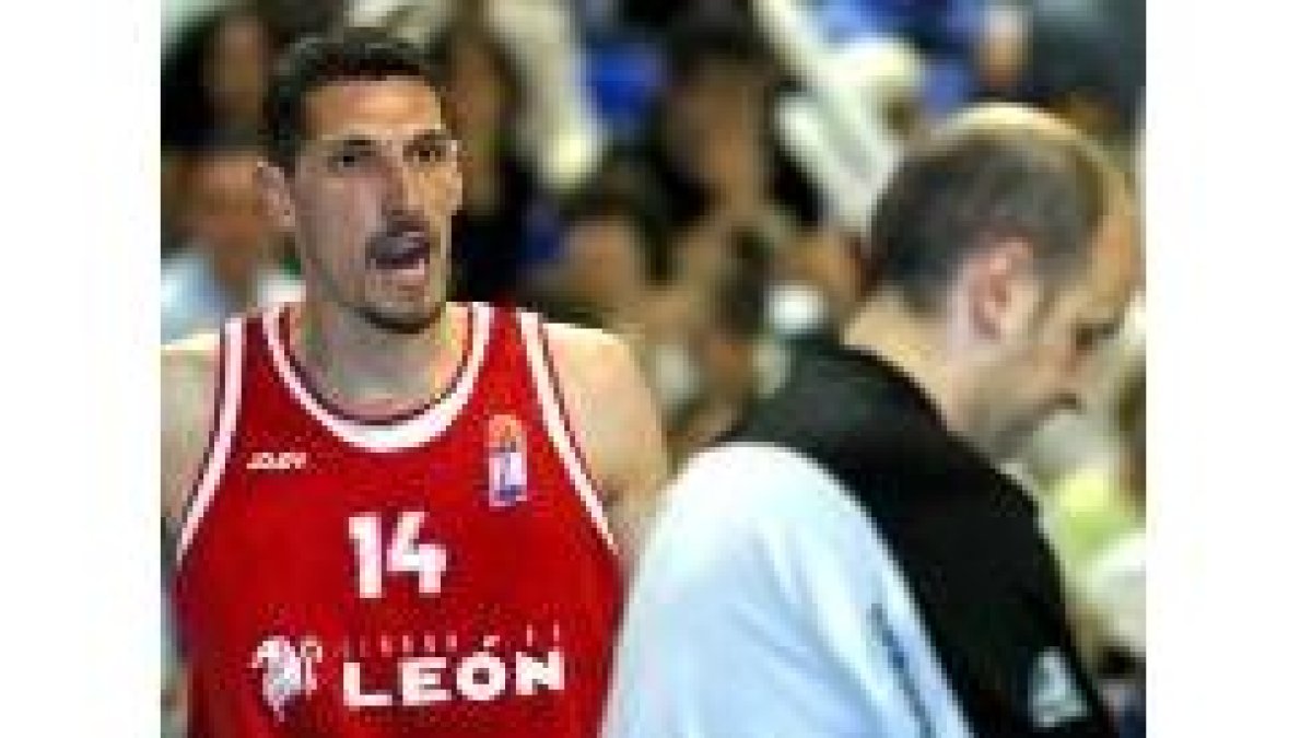 Martín Ferrer protesta a los árbitros la señalización de una técnica