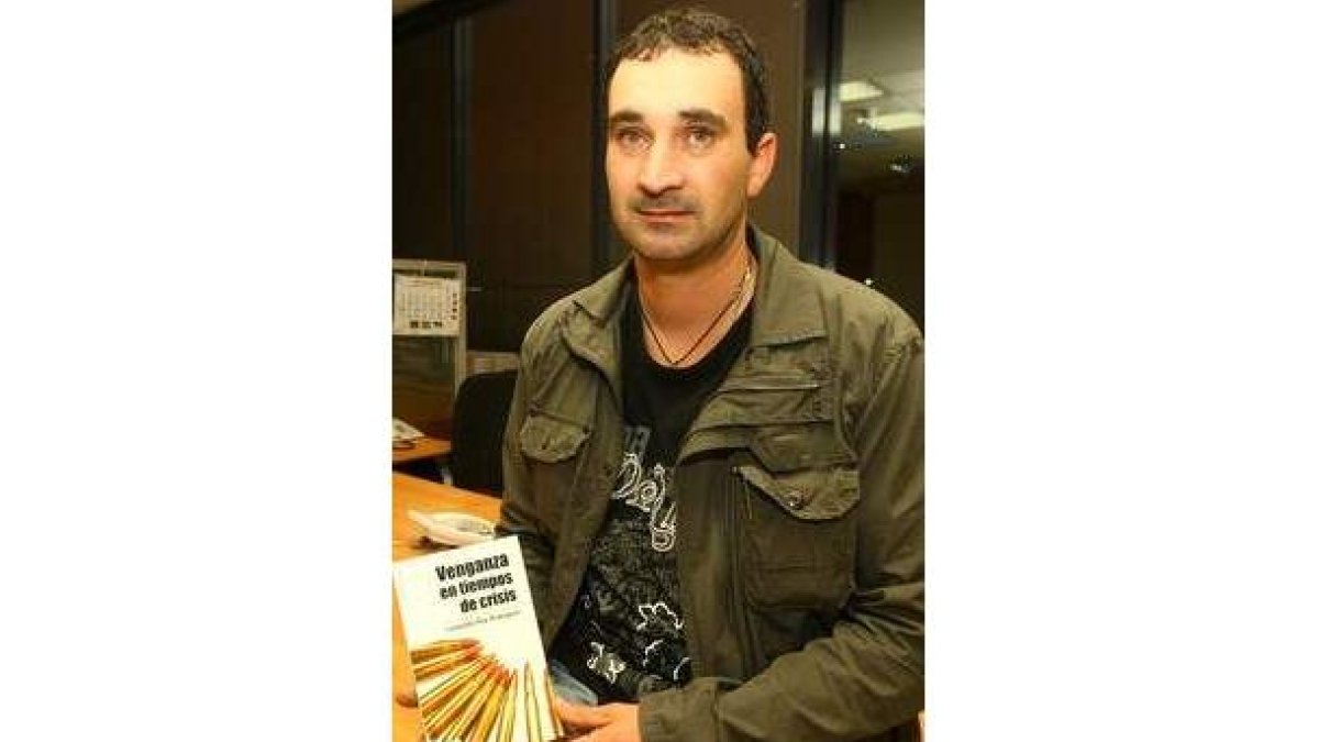 Leopoldo Rey Rodríguez posa con su primera novela.