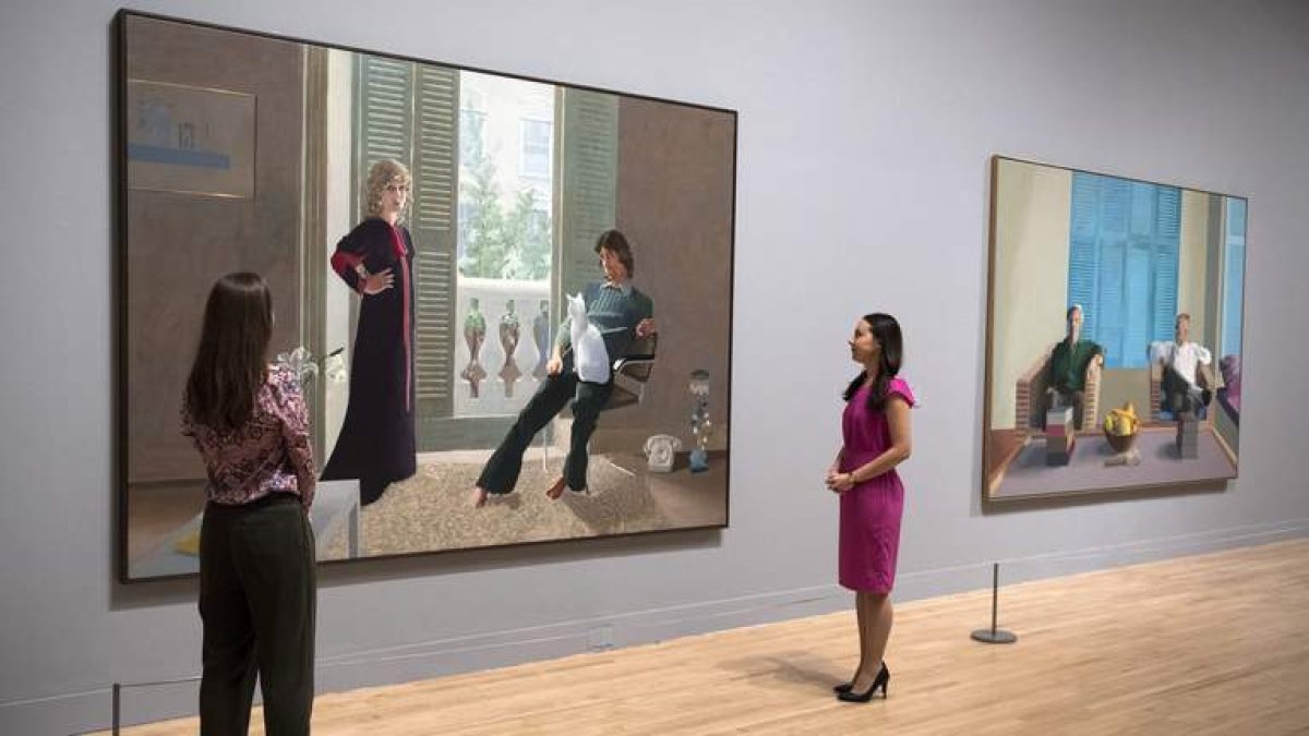 Dos visitantes observan el cuadro del artista David Hockney titulado ‘Mr and Mrs Clark and Percy’. WILL OLIVER