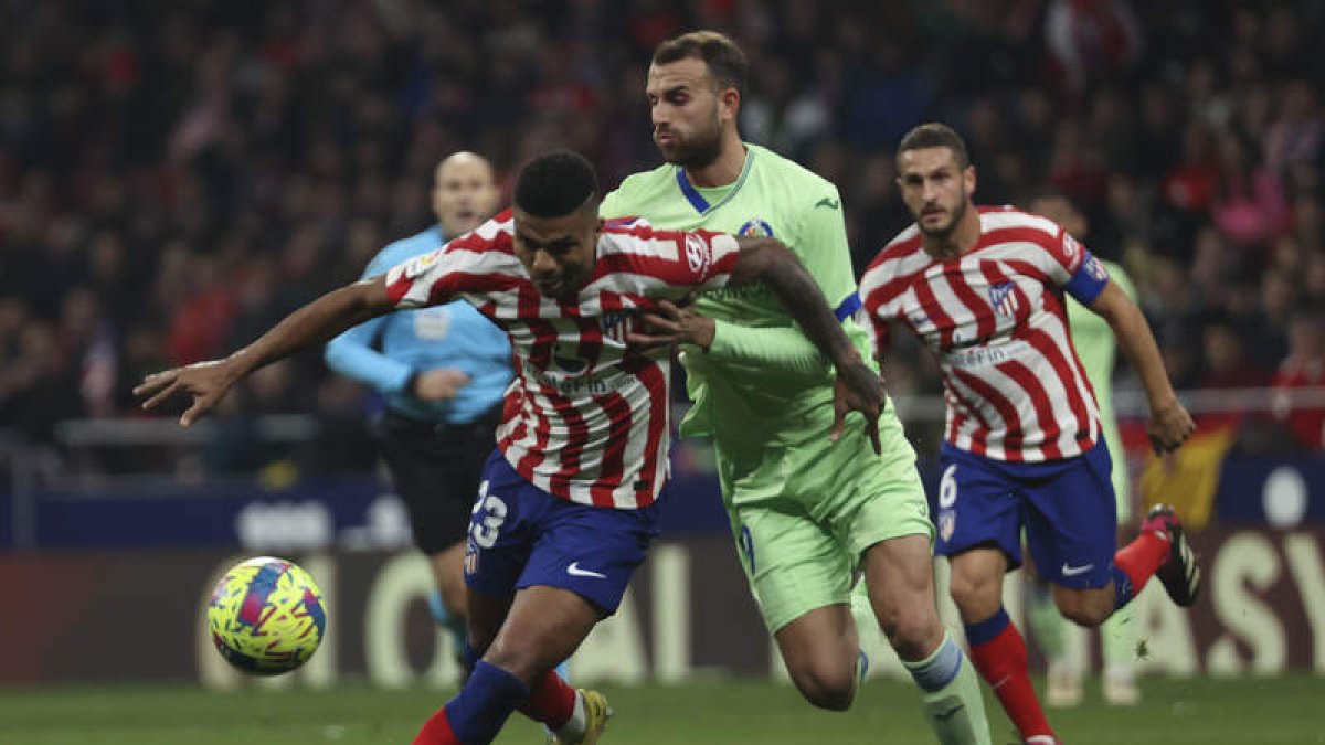 Reinildo y Borja Mayoral pugnan por el control del balón. HUESCA