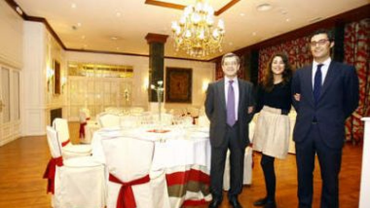 El director, Miguélez, Clara Arias y el vicepresidente, Antonio Vázquez Muñoz-Calero.