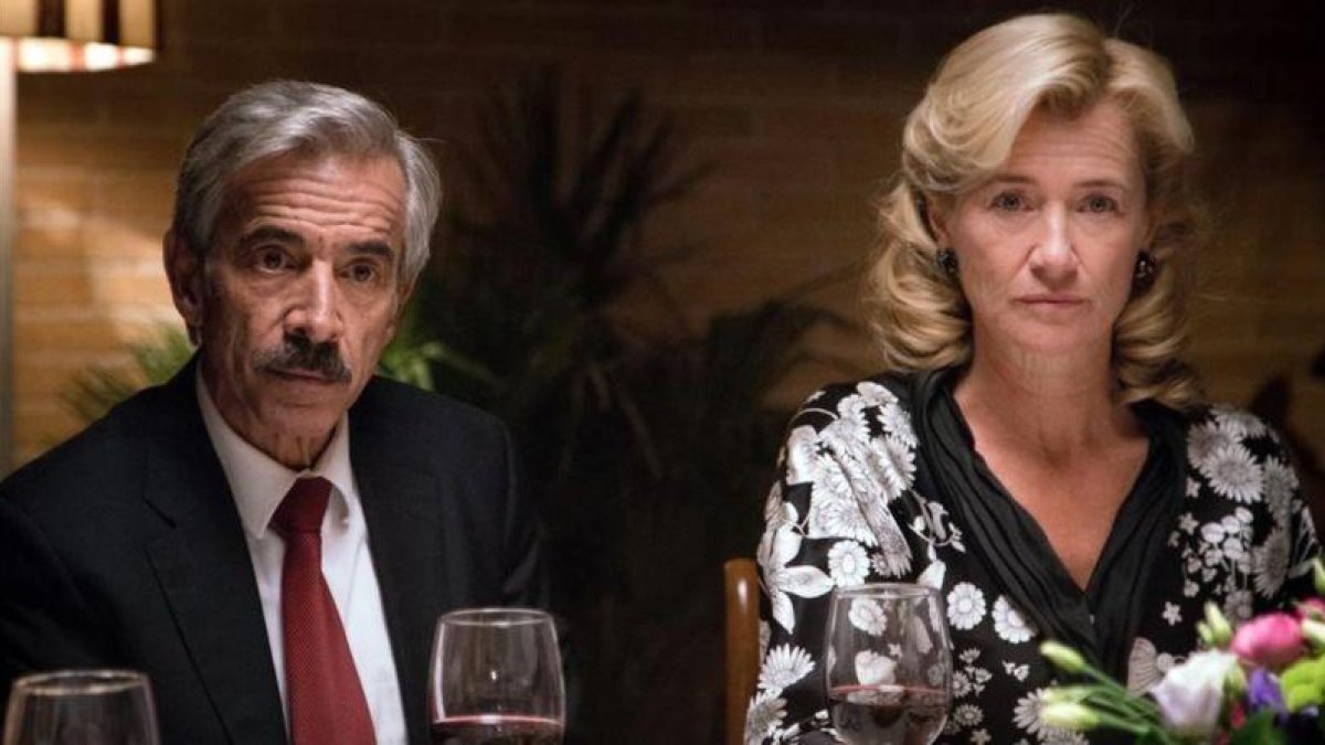 Los actores Imanol Arias y Ana Duato, en una imagen del episodio del pasado jueves de la serie de TVE-1 'Cuéntame...'.
