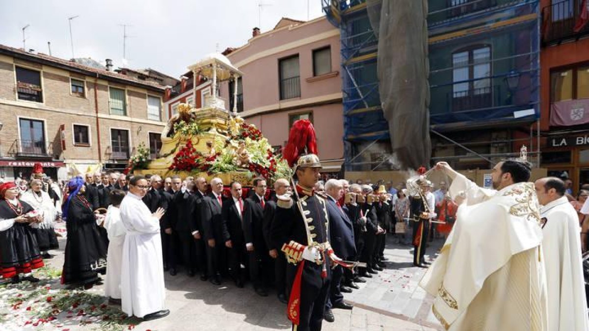 Manuel Fláker inciensa el paso en la plaza de San Martín.