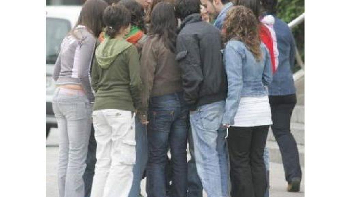 Adolescentes a la salida de un centro escolar.