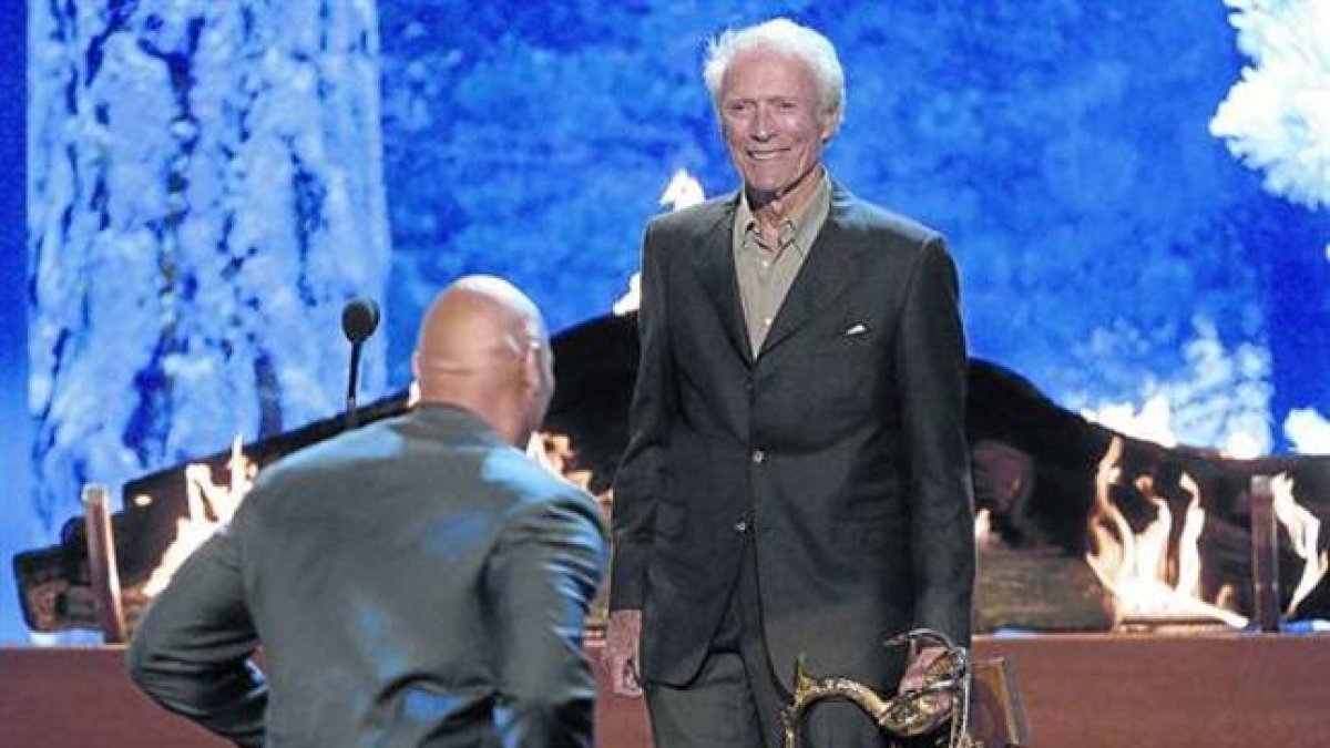 Clint Eastwood se dispone a entregar un premio Guys Choice a Dwayne 'La Roca' Johnson en la gala celebrada en Culver City (California).