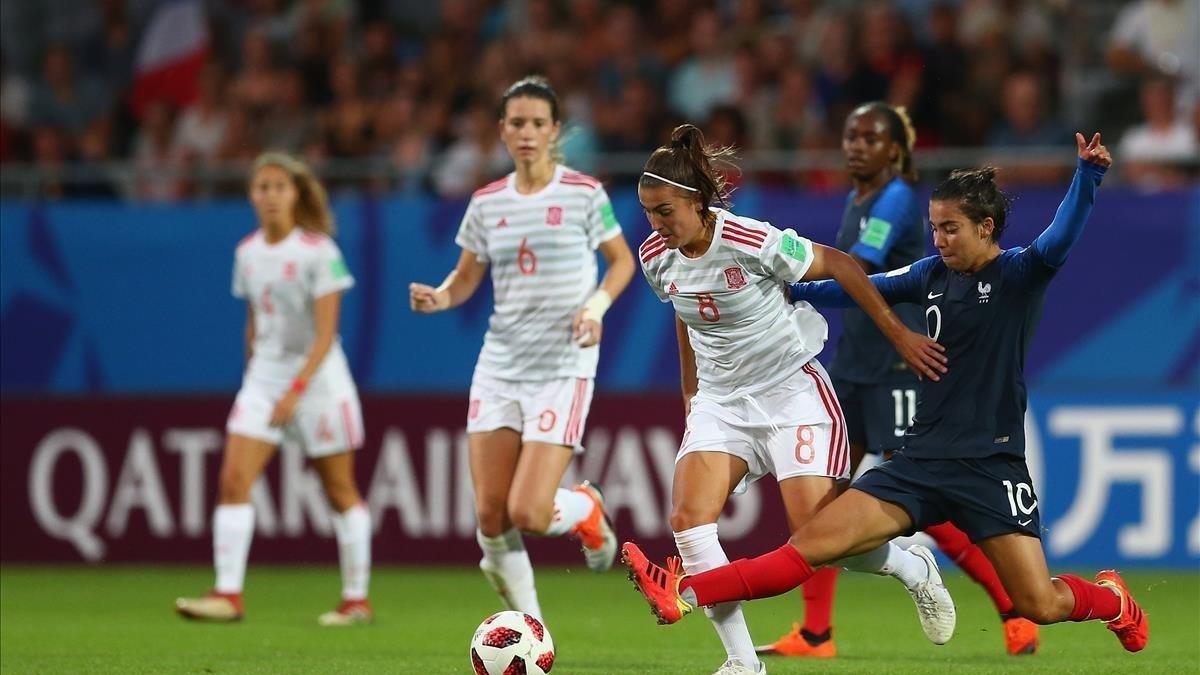 Patricia Guijarro conduce el balón en la semifinal del Mundial ante Francia