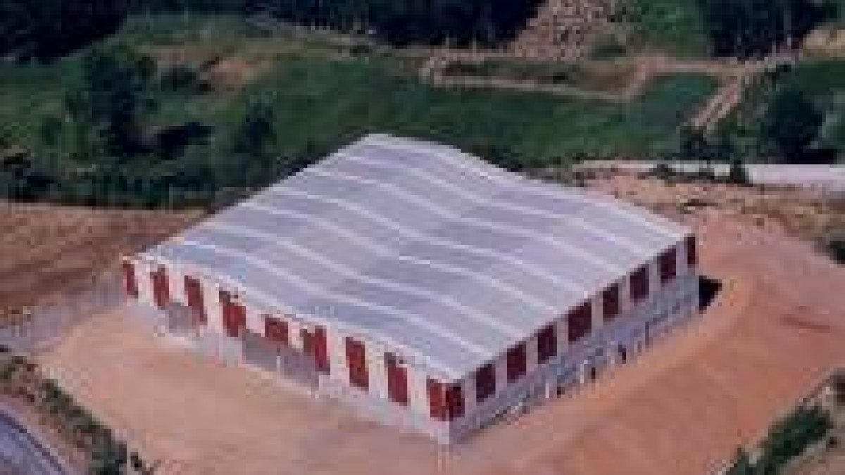 Una perspectiva aérea de la planta de agua mineral de Leche Pascual en La Ribera de Folgoso