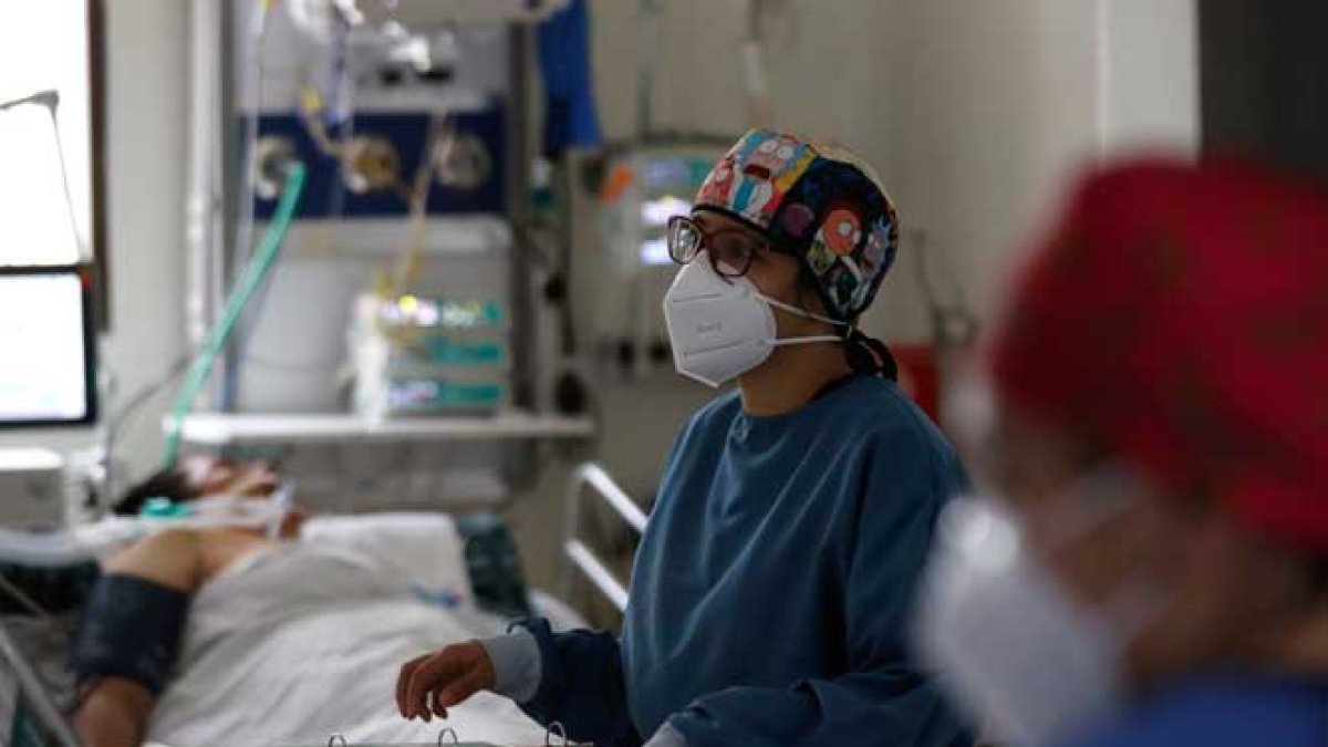 Personal métido atiende a un paciente de covid ingresado en una unidad de cuidados intensivos. EFE