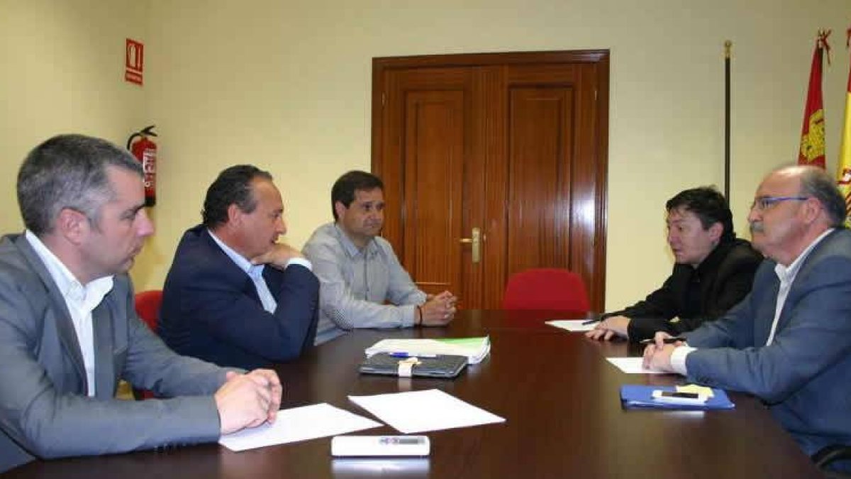 Santiago Macías, Alfonso Arias, Gerardo Díaz, Samuel Folgueral y Emilio Cubelos, en la reunión.