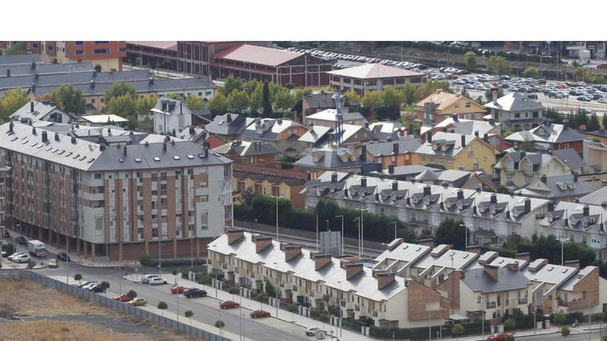 Vista parcial de la zona residencia de La Rosaleda en Ponferrada y del otro lado Aldama, en una imagen de archivo.