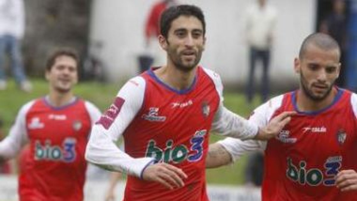 Rubén Vega celebra su tanto, que a la postre le daría los tres puntos a la Ponferradina en Barreiro.