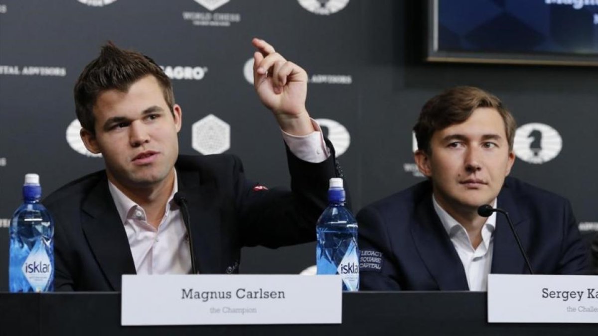 Magnus Carlsen (izquierda) y Serguéi Karjakin, durante la presentación del encuentro en Nueva York.
