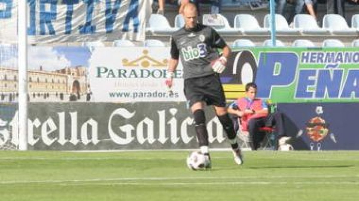 Queco Piña estará ausente de los terrenos de juego por espacio de un mes y medio como mínimo.