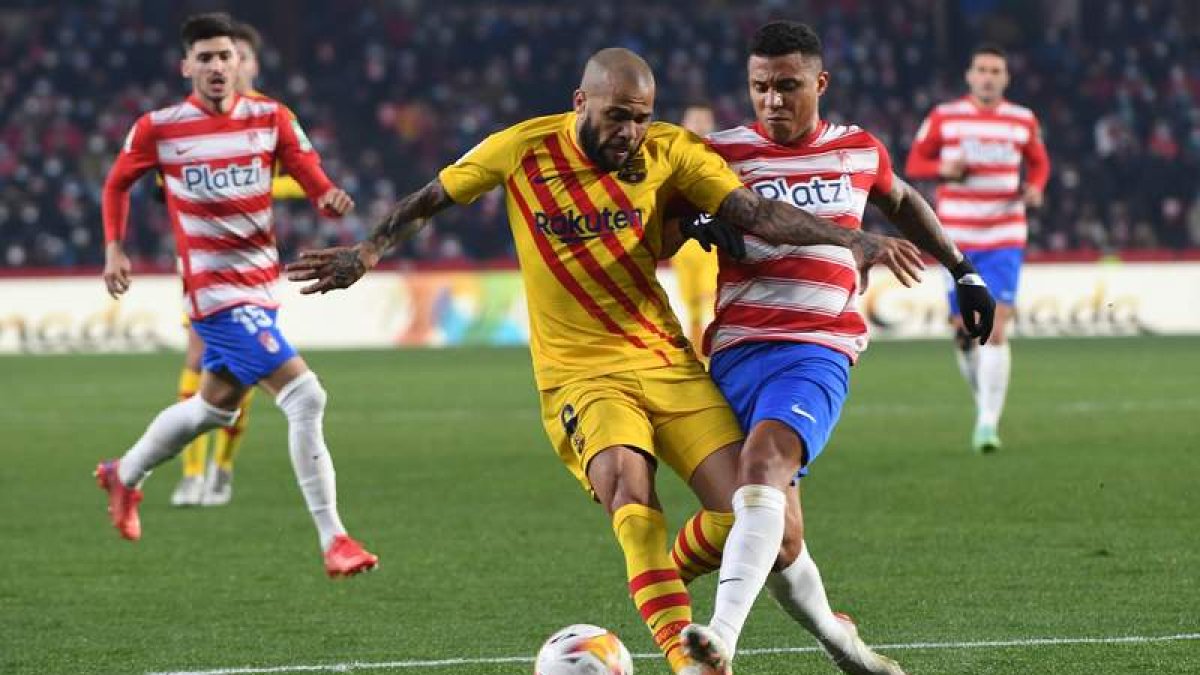 Alves ‘redebutó’ en la Liga. De sus botas salió el pase del gol anotado por Luuk De Jong. MOLINA
