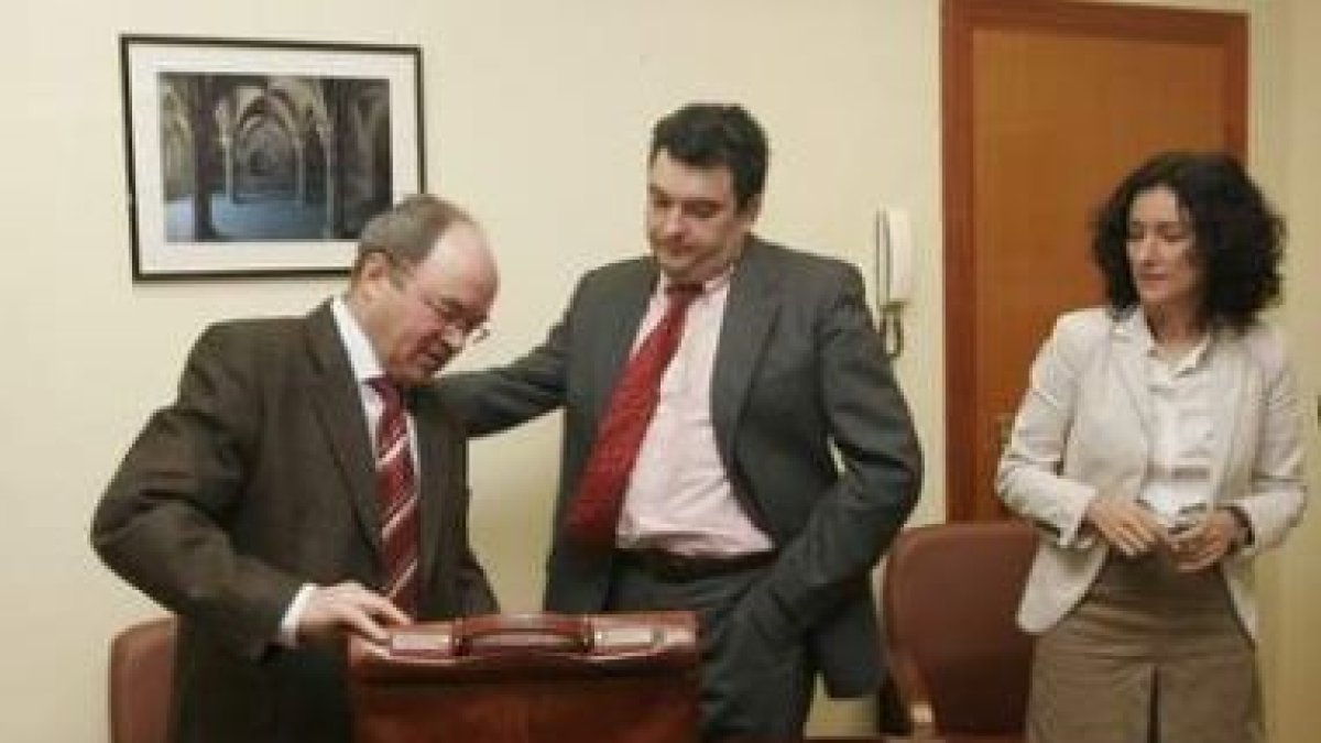 Francisco Fernández Liñares, José Luis Ramón y Belén Fernández, ayer en la sede del Consejo Comarcal