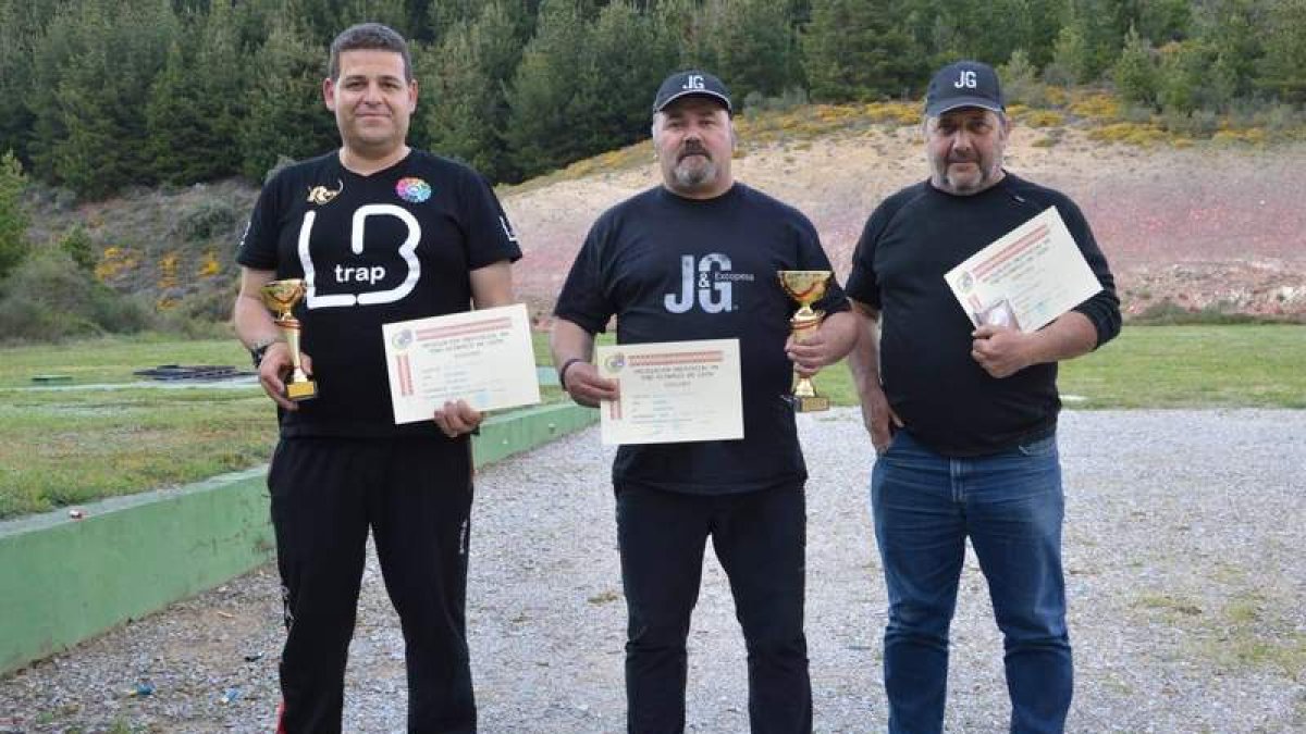Velasco junto a David Pérez y Luis Adriano, podio de la Copa. DL