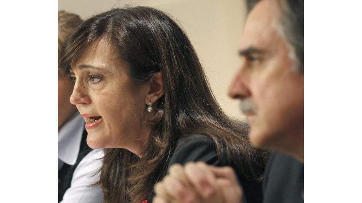 Soraya Rodríguez y Valeriano Gómez, en rueda de prensa.