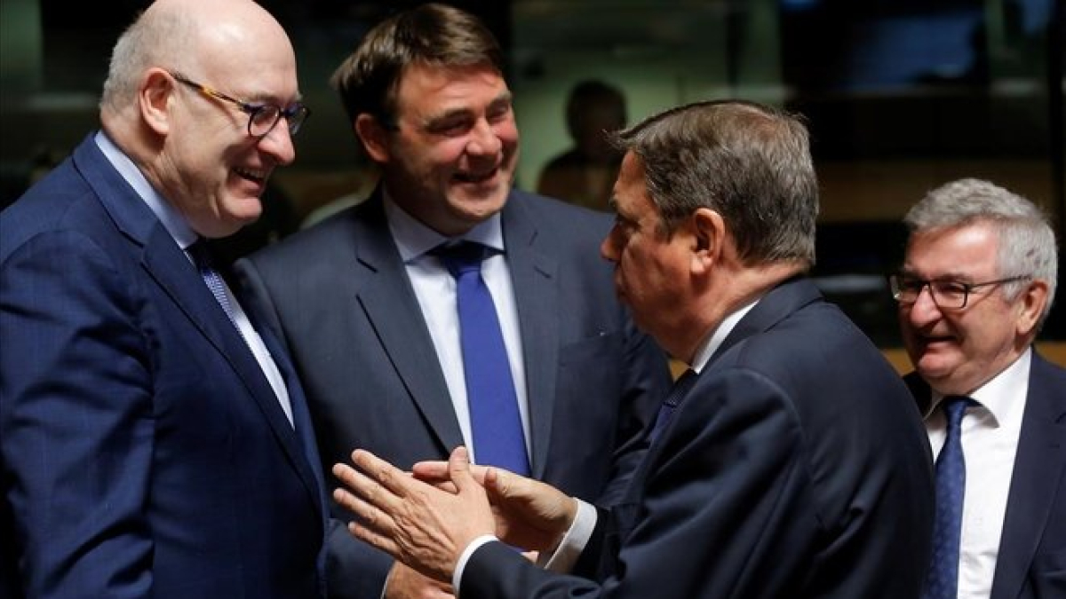 Planas, derecha, con el comisario europeo para Agricultura y Desarrollo Rural Phil Hogan y el ministro belga de Agricultura, Denis Ducarme y el ministro regional de Agricultura de la region de Valona, René Collin.