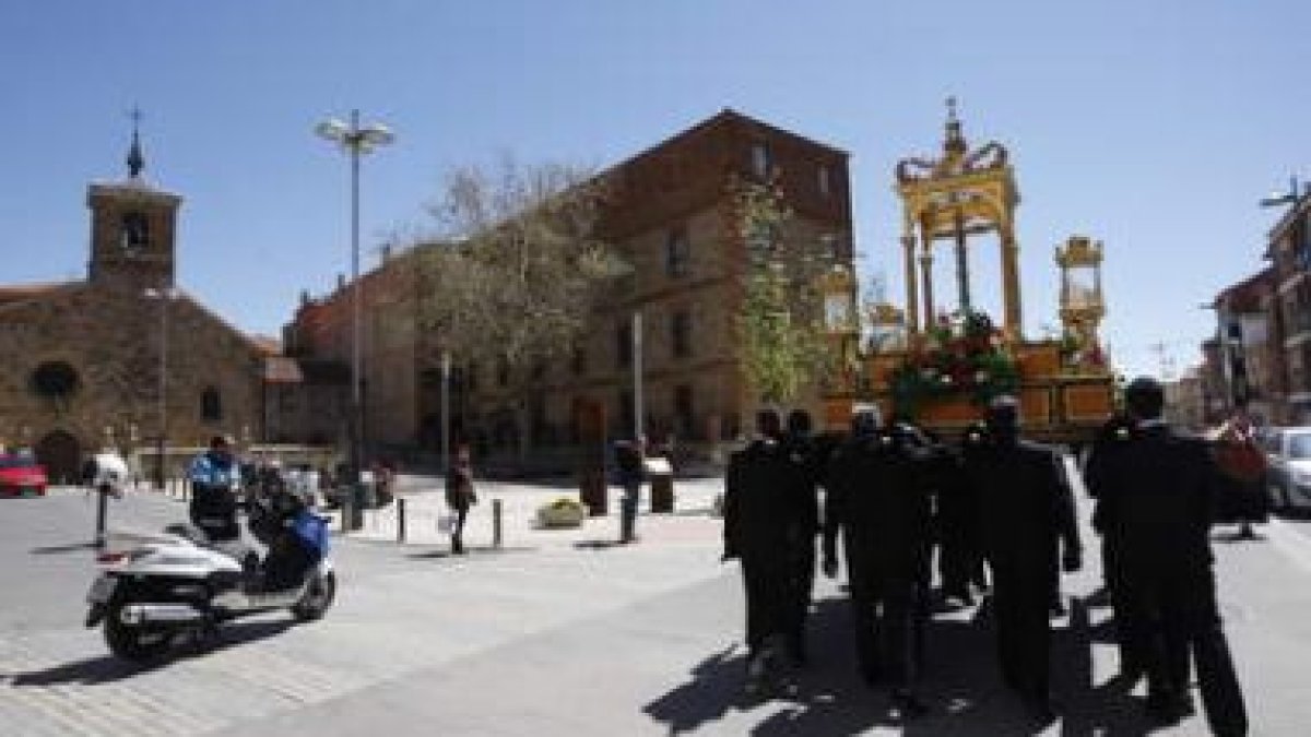 El paso de la Cruz Dorada, en la plaza de San Bartolomé, de regreso a la capilla de la Vera Cruz