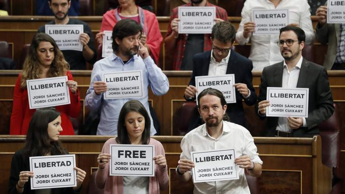 Los diputados de Unidos Podemos piden la libertad de Sànchez y Cuixart. JAVIER LIZÓN