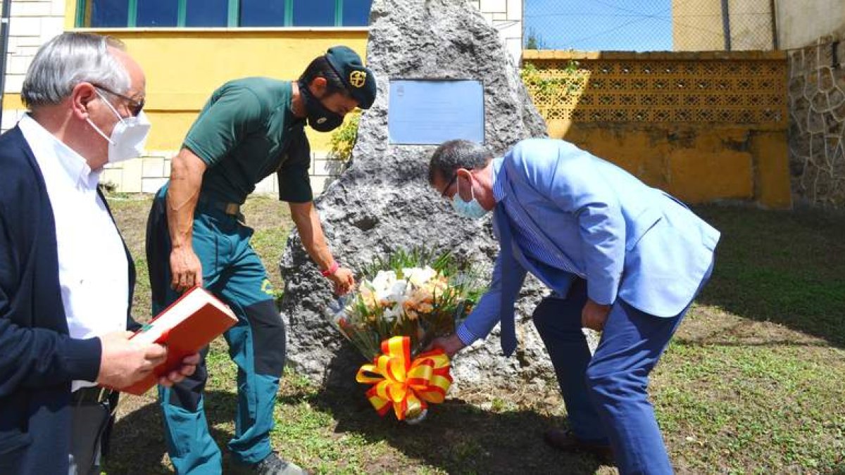 El párroco, el sargento Ferrero y el alcalde, ayer delante del monolito que recuerda a las víctimas. CASTRO