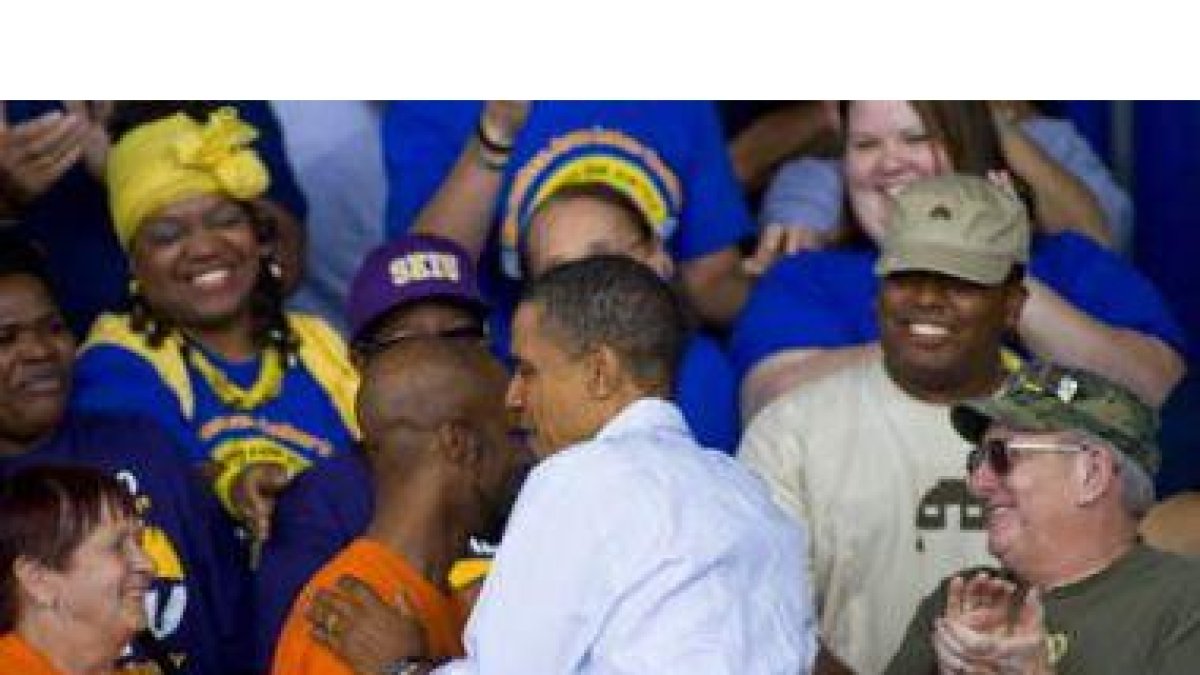 Barack Obama saluda a sus seguidores a su llegada a Milwaukee para anunciar las nuevas medidas.