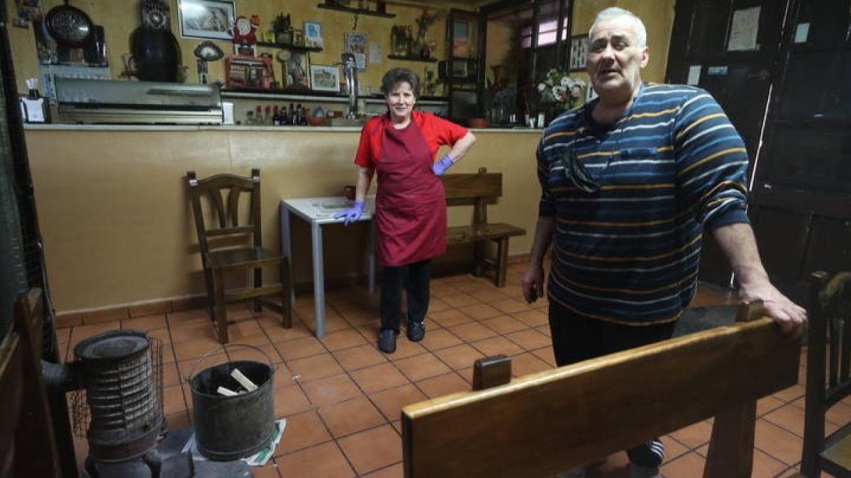 Jacin y Ángel, en La Cantina, la víspera de su cierre. RAMIRO
