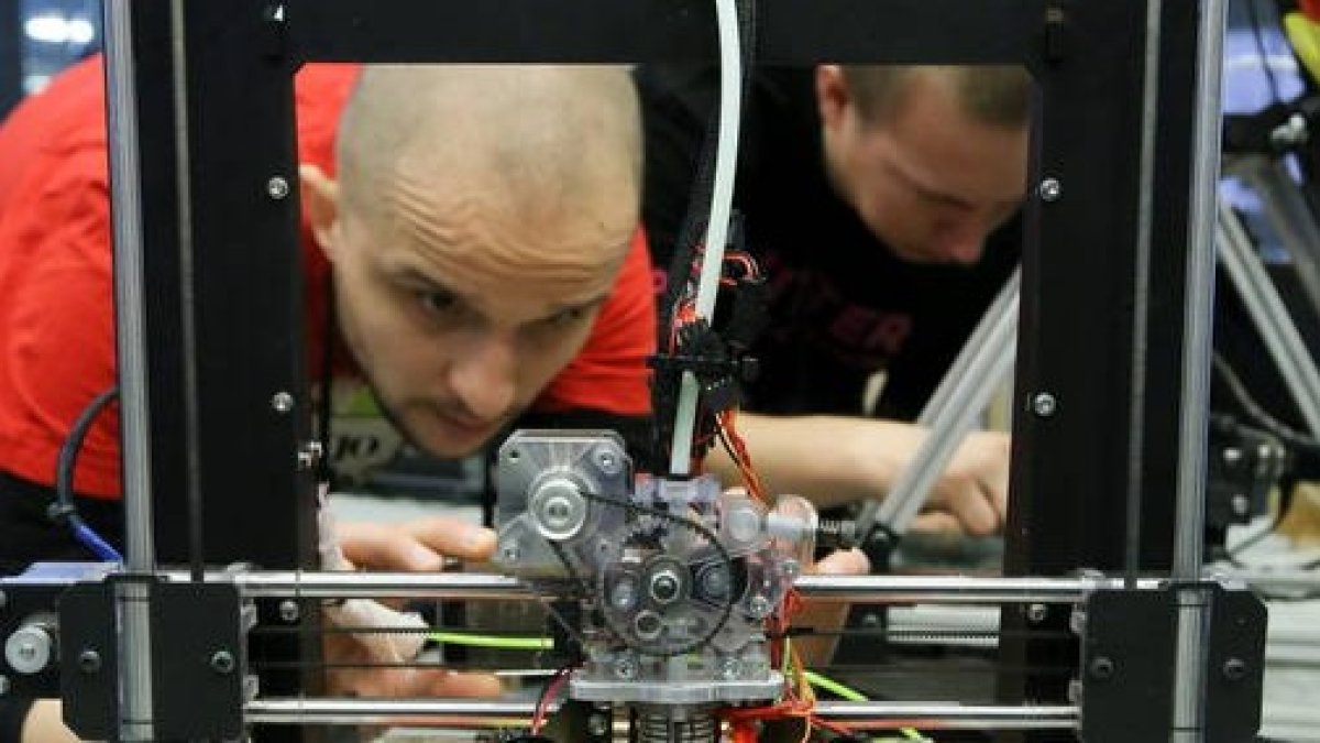 Dos jóvenes trabajan en un hackathon. PAWEL SUPERNAK