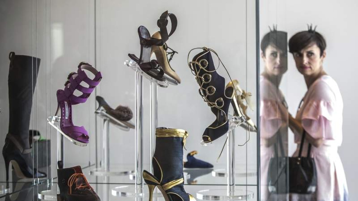Detalle de algunos de los zapatos del diseñador canario de calzado de lujo Manolo Blahnik. MARTIN DIVISEK
