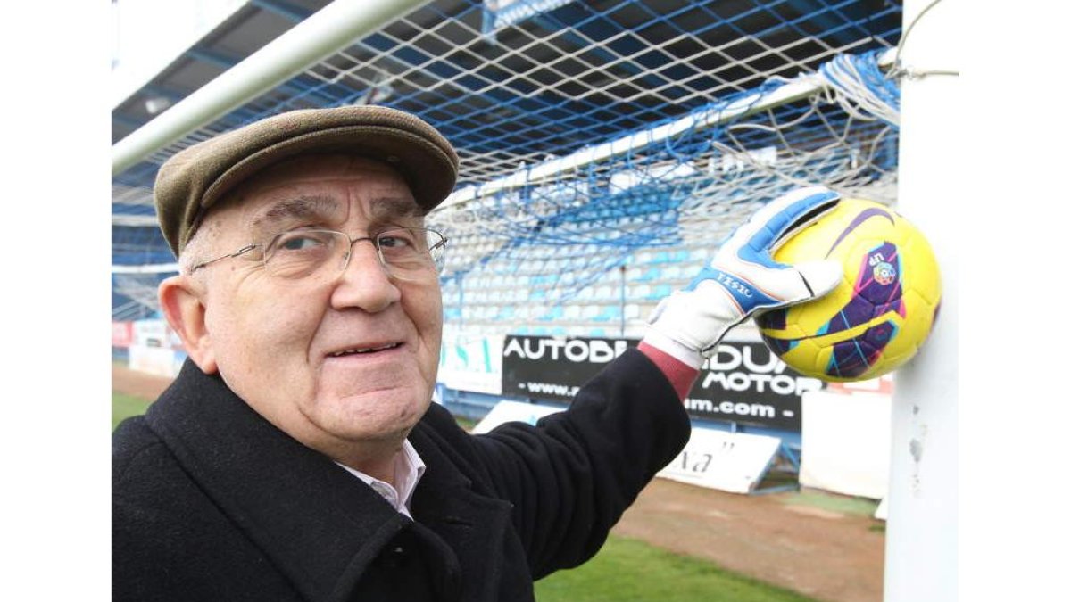 Nino Cubelos, bajo la portería de El Toralín, emula los años en los que defendió los colores de la Deportiva y del Numancia.