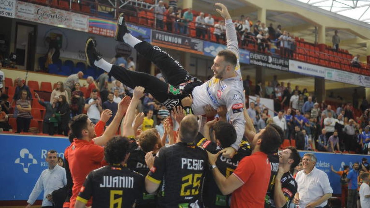 Los integrantes de la plantilla ademarista celebraron la clasificación para la Champions y despidieron por todo lo alto a Cupara, Costoya y Piñeiro. ISOLA NELLAS