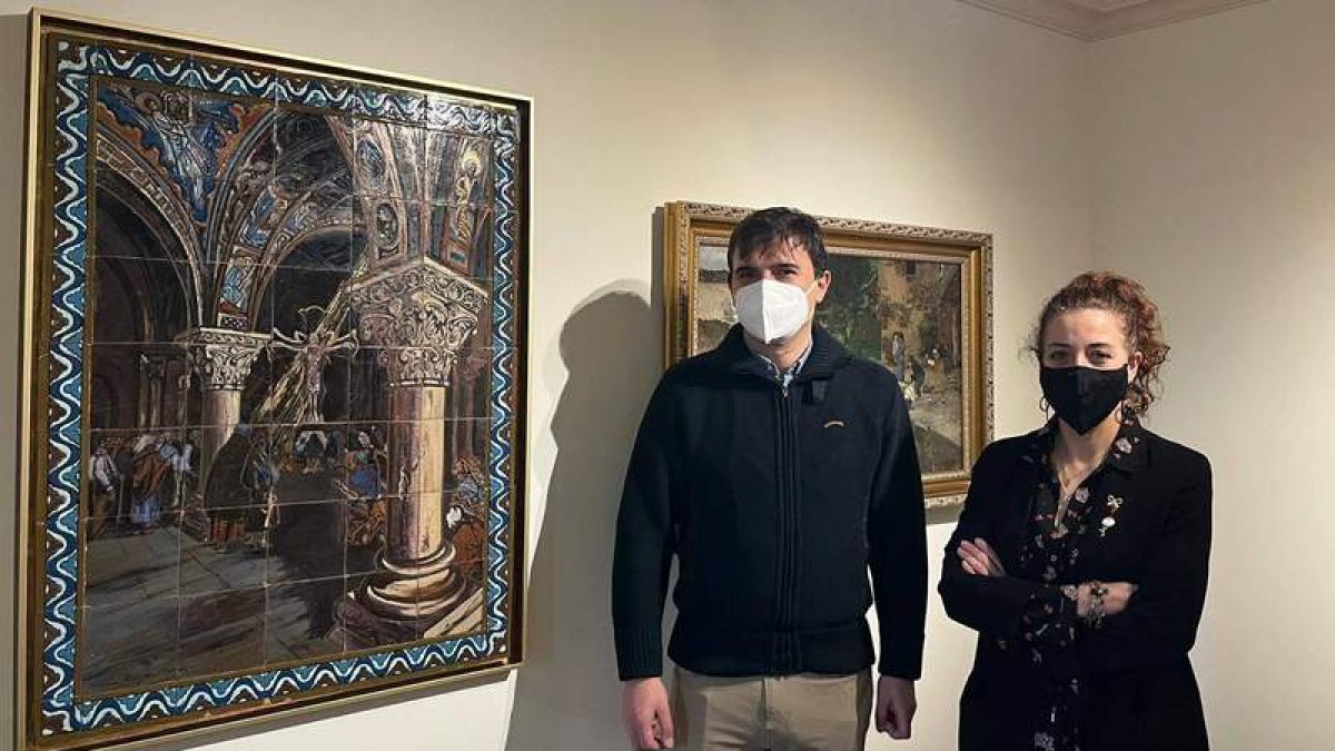 Víctor Miguélez y Noemí Martínez, directora del Museo Casa Botines Gaudí, con el ‘Panteón Real’, obra de Zuloaga. DL