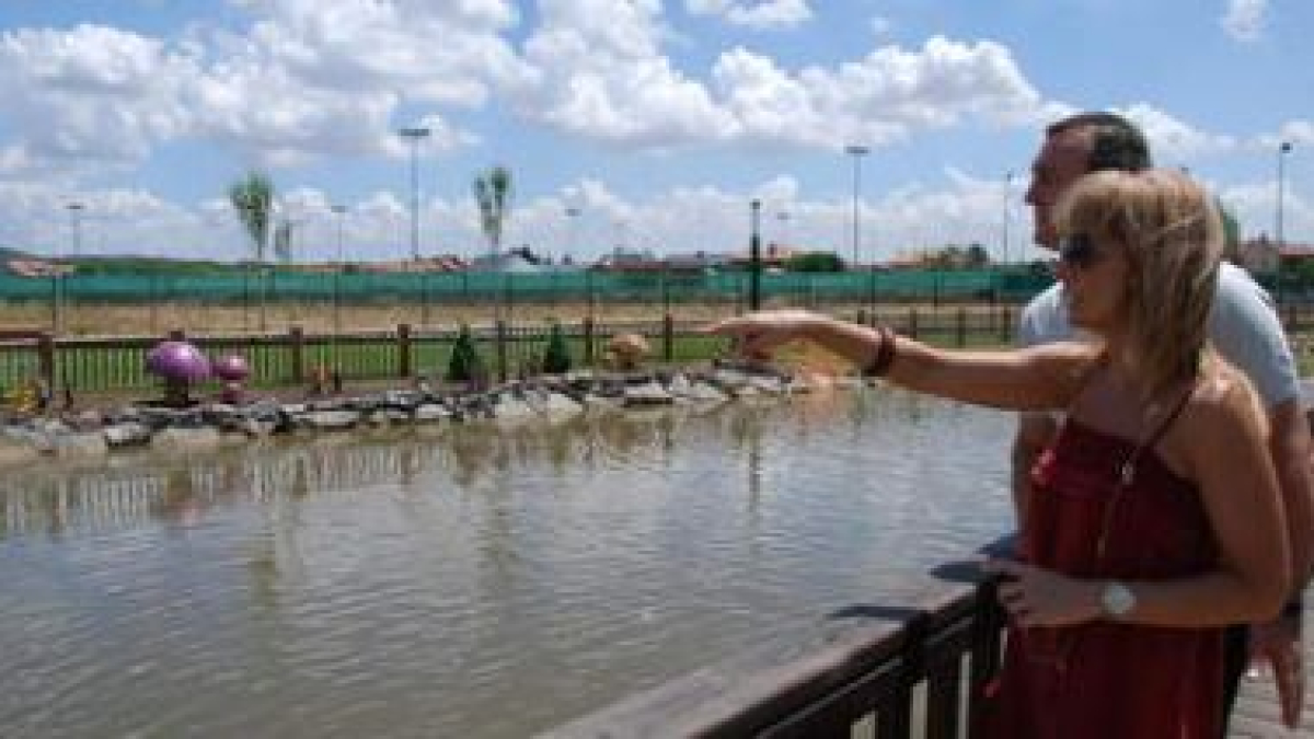 Mª Eugenia Gancedo y Alberto Fernández durante la visita al parque de la Era de San Andrés.
