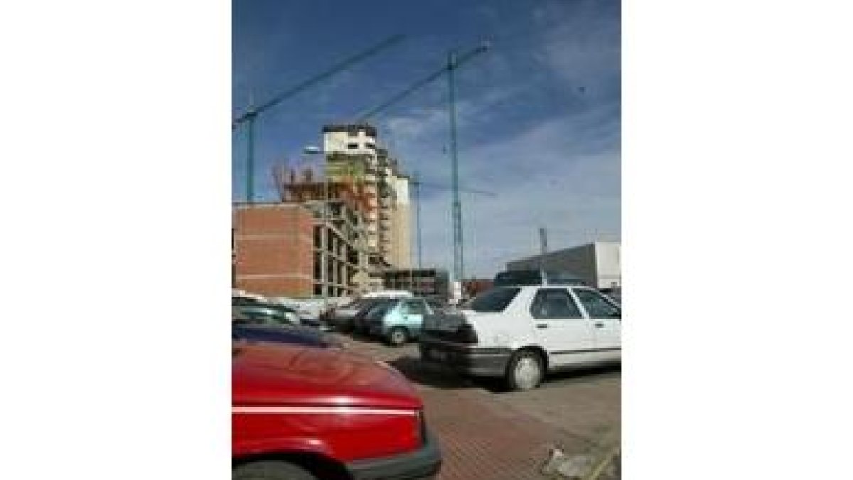 Los conductores buscan un hueco entre las obras y los edificios