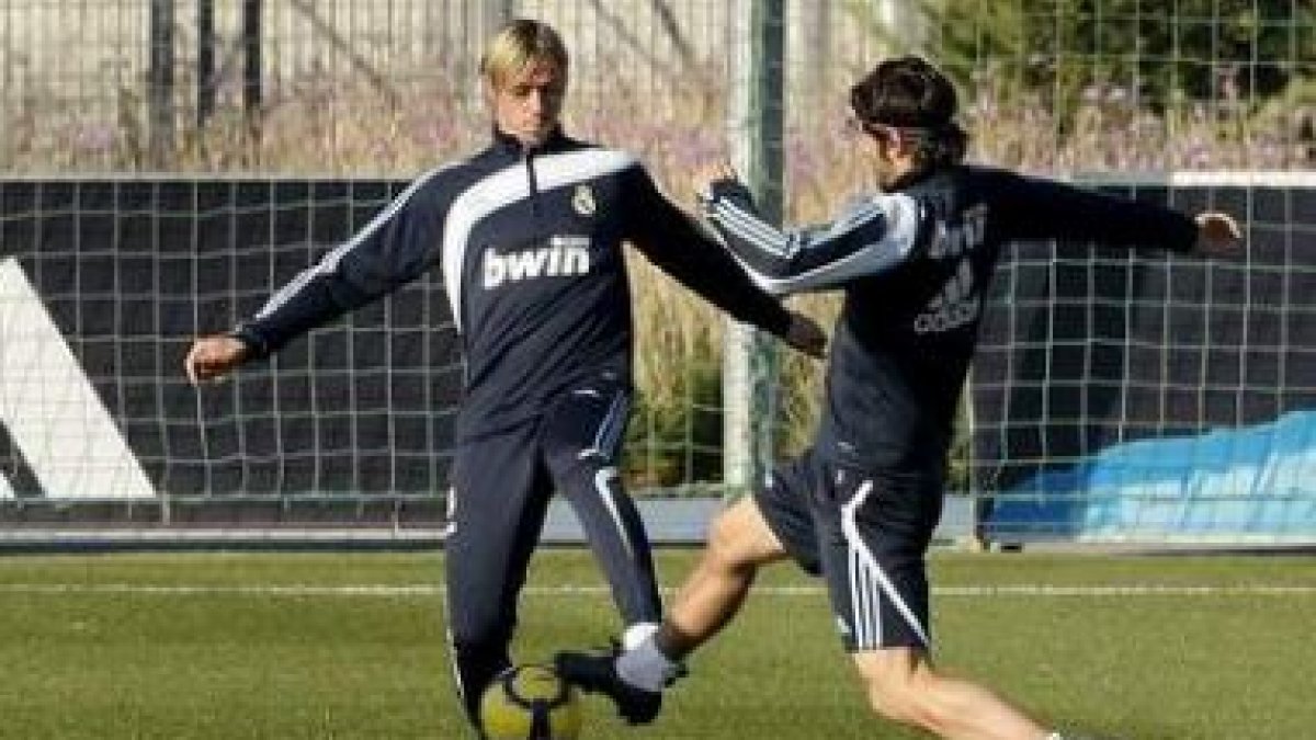Guti, a la izquierda, es baja por lesión en el Real Madrid para enfrentarse hoy al Racing.