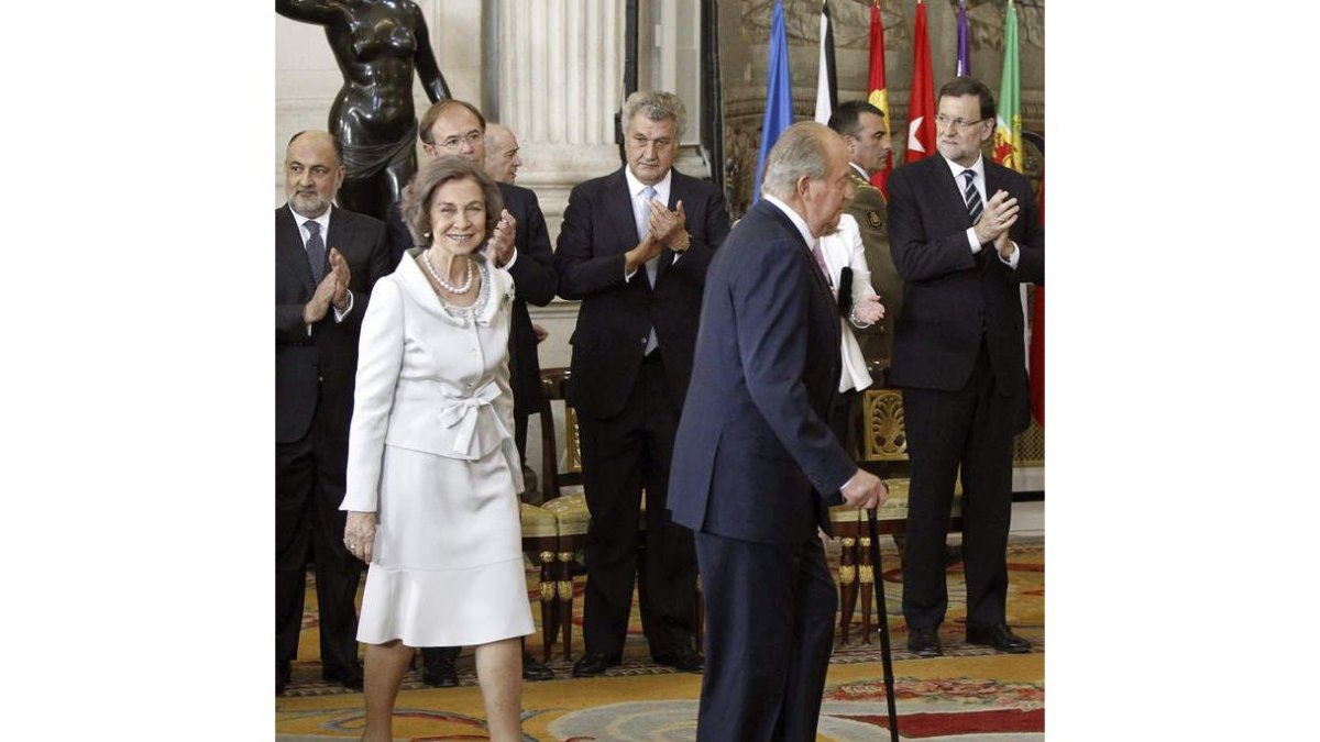 El rey Juan Carlos y la reina Sofía a su llegada al acto celebrado ayer.