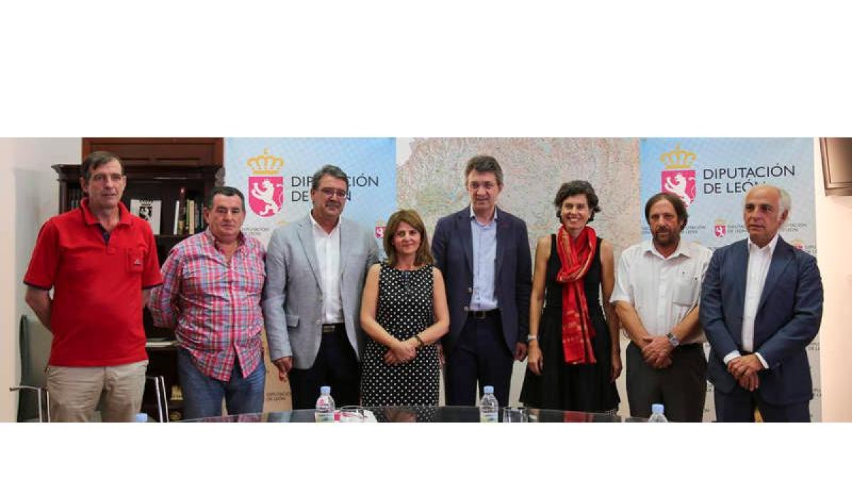 Juan Martínez Majo y Salomé Santos, junto al resto de participantes en el encuentro de ayer. SARA CAMPOS
